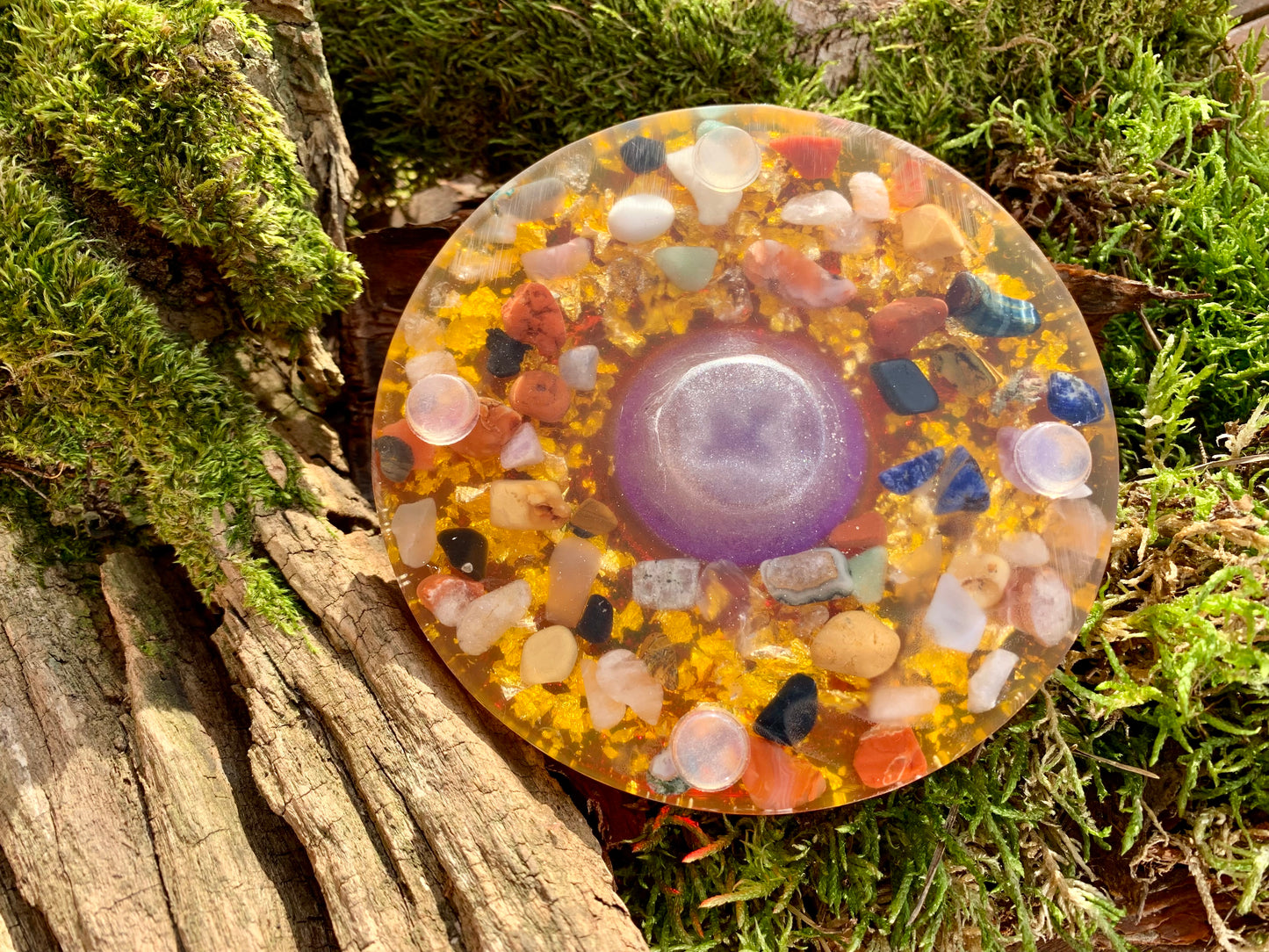 Orgonit-Raumharmonisierer XL Durchmesser ca.12,5 cm x Höhe ca. 7 cm, mit Edelsteinmischung / Goldene Spirale / Granitsteine / eingebaute Licht-Kugel