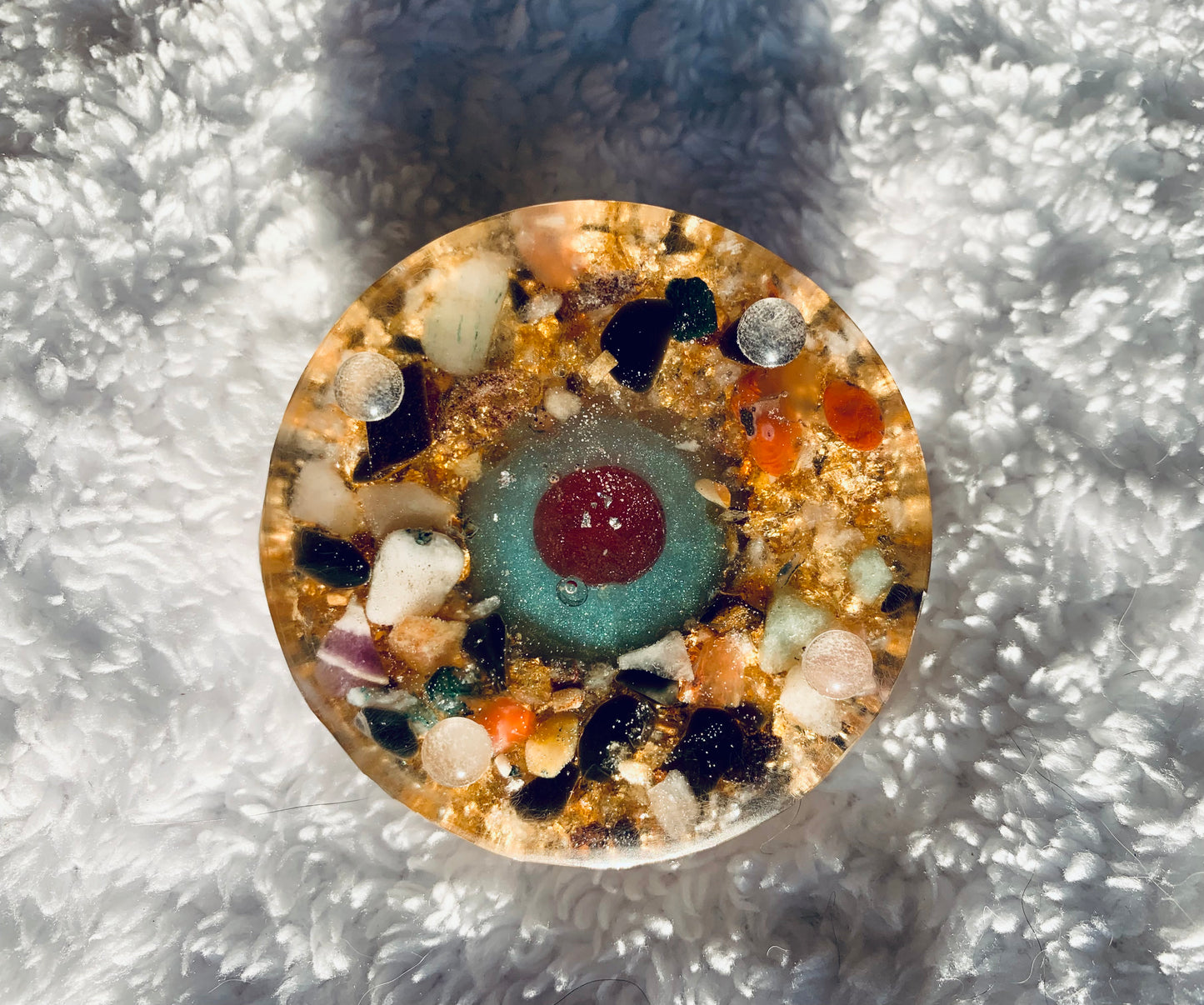 Orgonit Raumschmeichler / klein-Durchmesser 6 cm / Goldenes Zahnrad / Granitsteine / Edelsteinmischung