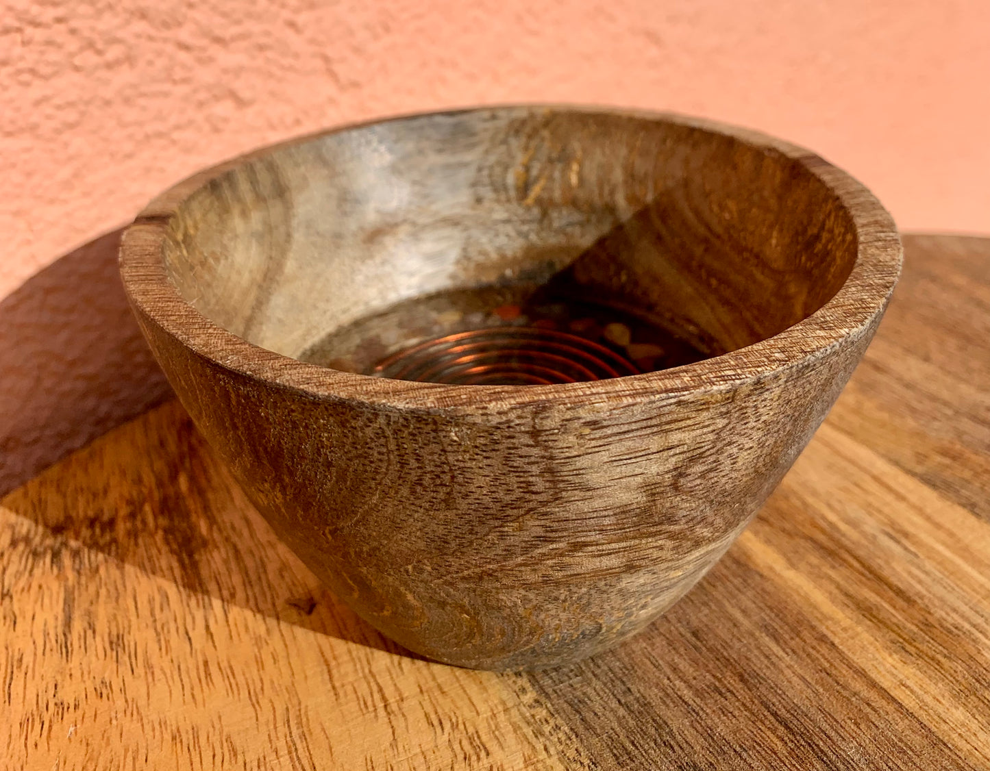 Mangoholzschale mit Kupferspirale und Edelsteinmischung