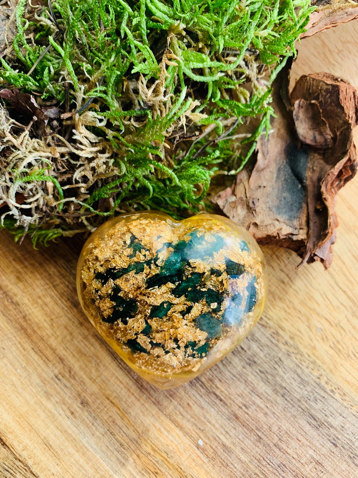 Orgonit-Partnerherz / zweiseitig / Malachit / Goldene Spirale / Pistazienopal / Größe: ca.5,5 x 6 x 4 cm