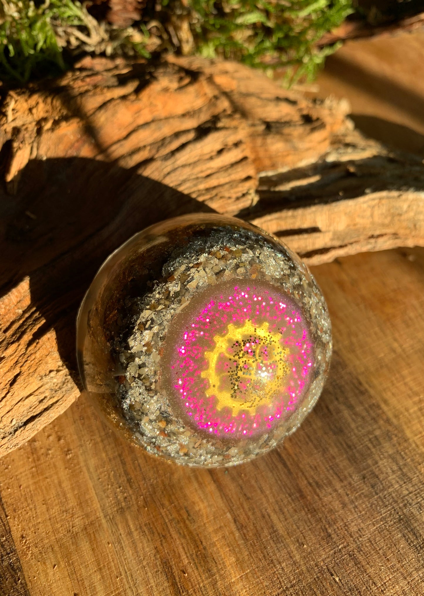 Orgonit Raumschmeichler / klein-Durchmesser 6 cm / Goldenes Zahnrad / Granitsteine / Edelsteinmischung