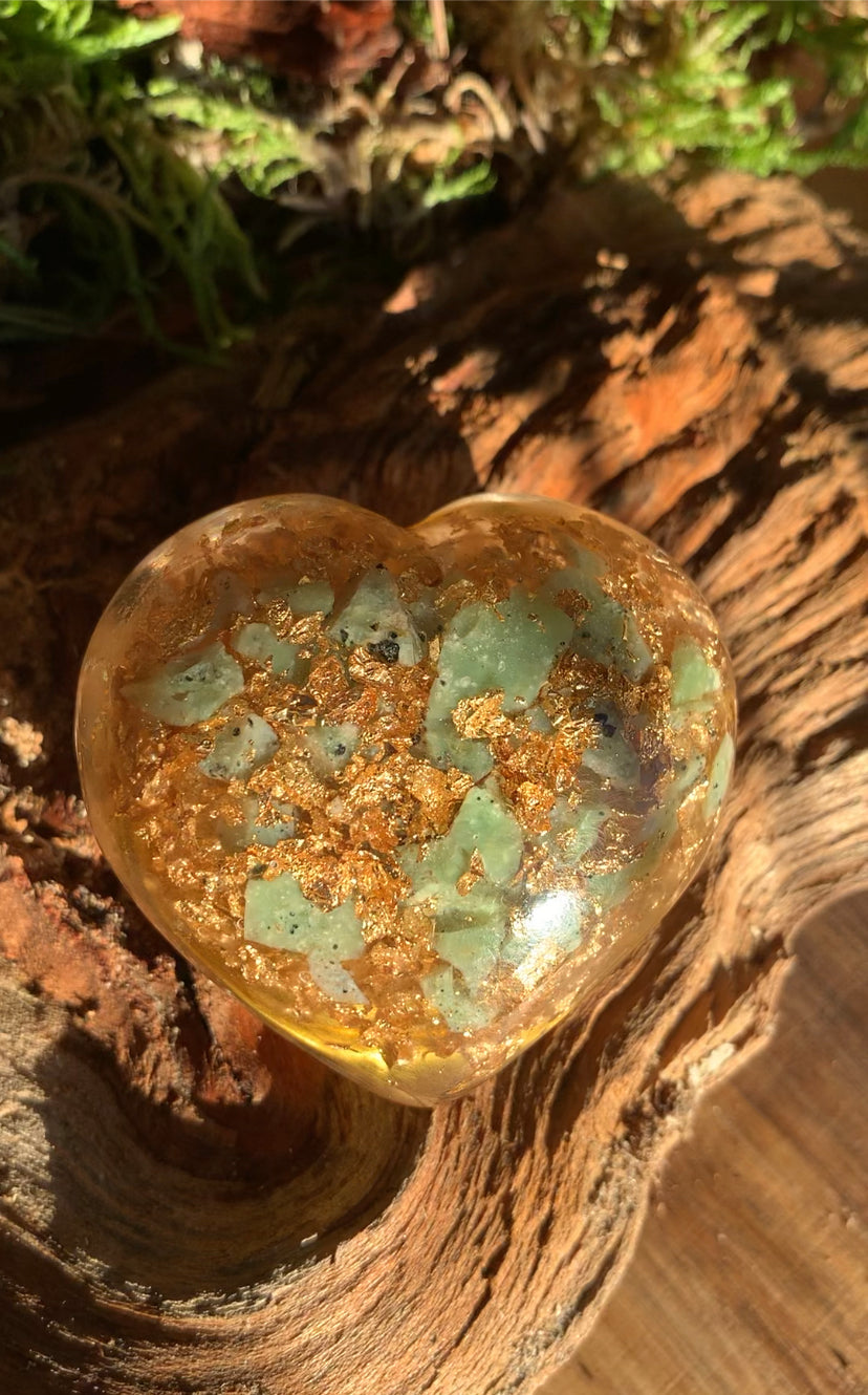 Orgonit-Partnerherz / zweiseitig / Malachit / Goldene Spirale / Pistazienopal / Größe: ca. 5,5 x 6 x 4 cm