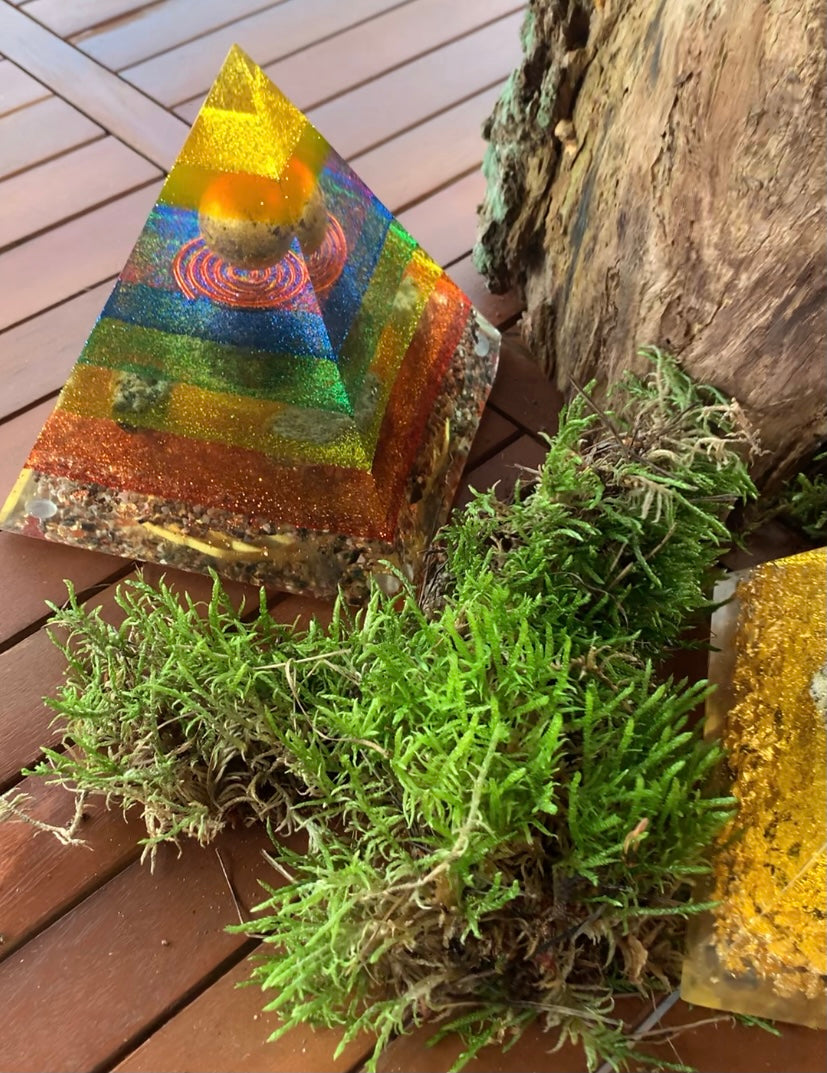 Orgonitpyramide XL 15x15x15cm / Chakrenfarben mit Blattgold vergoldeter Kugel / Kupferspirale & Blume des Lebens