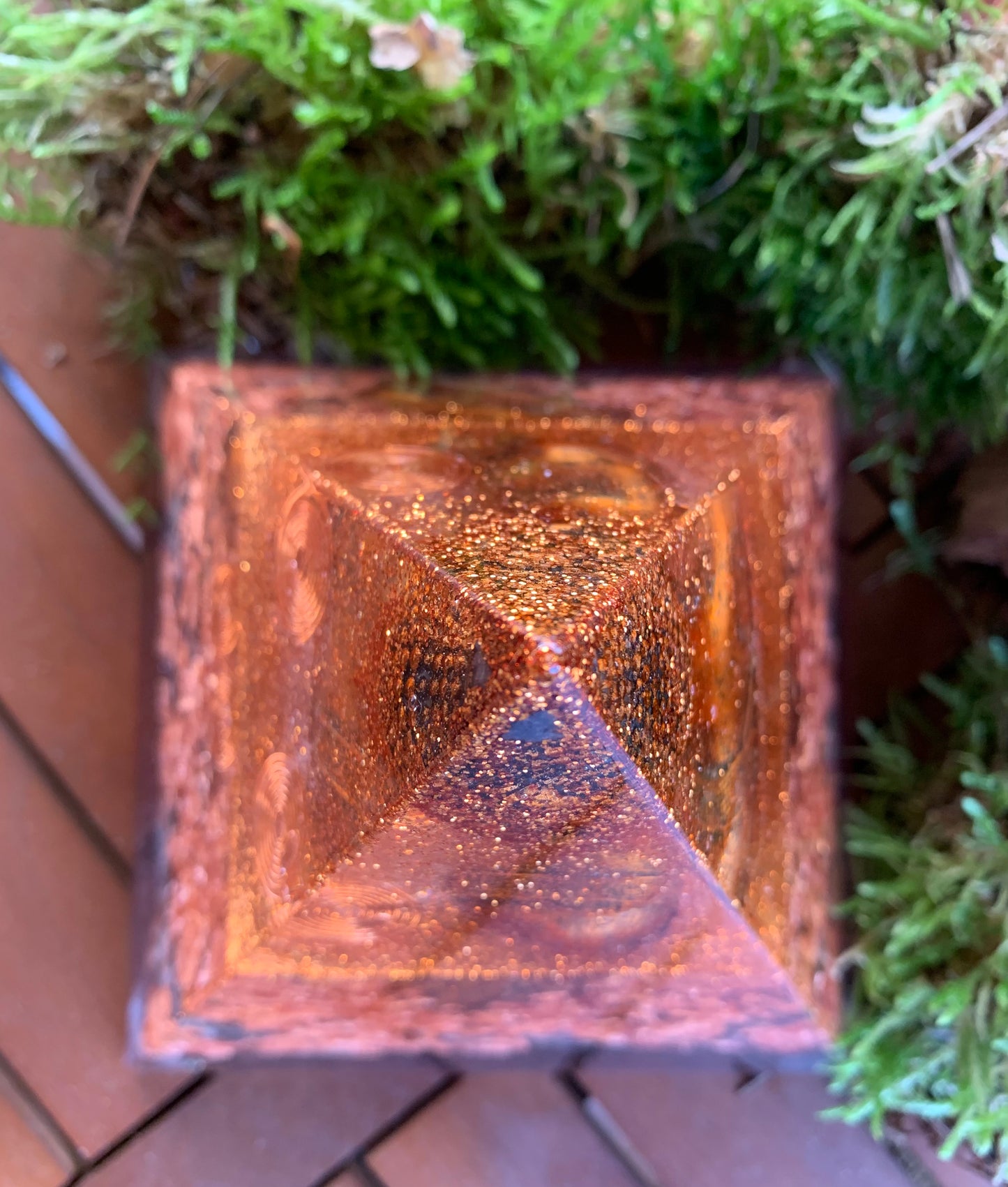 Orgonitpyramide XL 15x15x15cm mit Buddha / Kupfer / Granitsteine