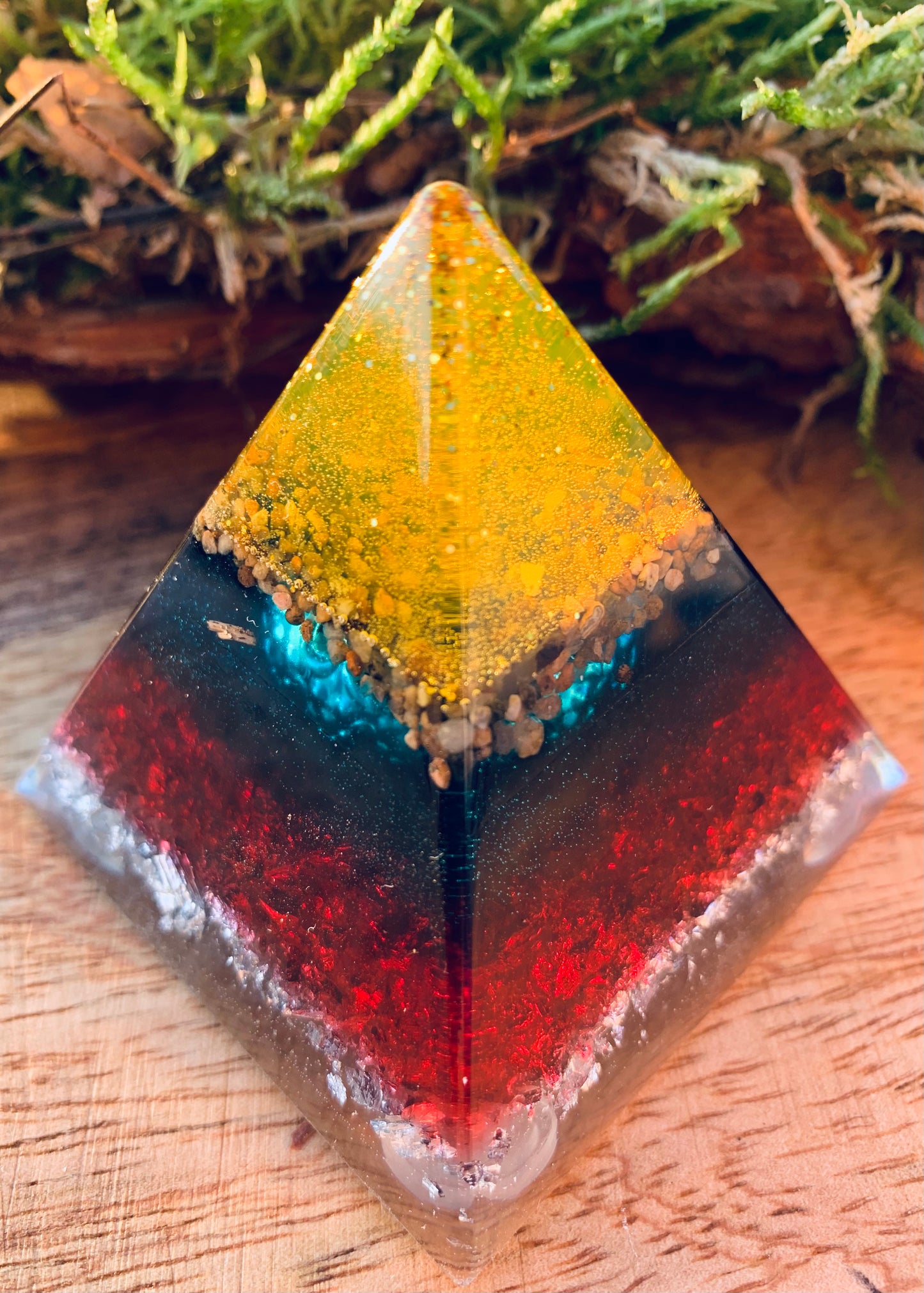 Orgonitpyramide klein, Größe: 6,5 cm x 7 cm Höhe, Steinmischung / Silberkugel / liegende Acht - gold