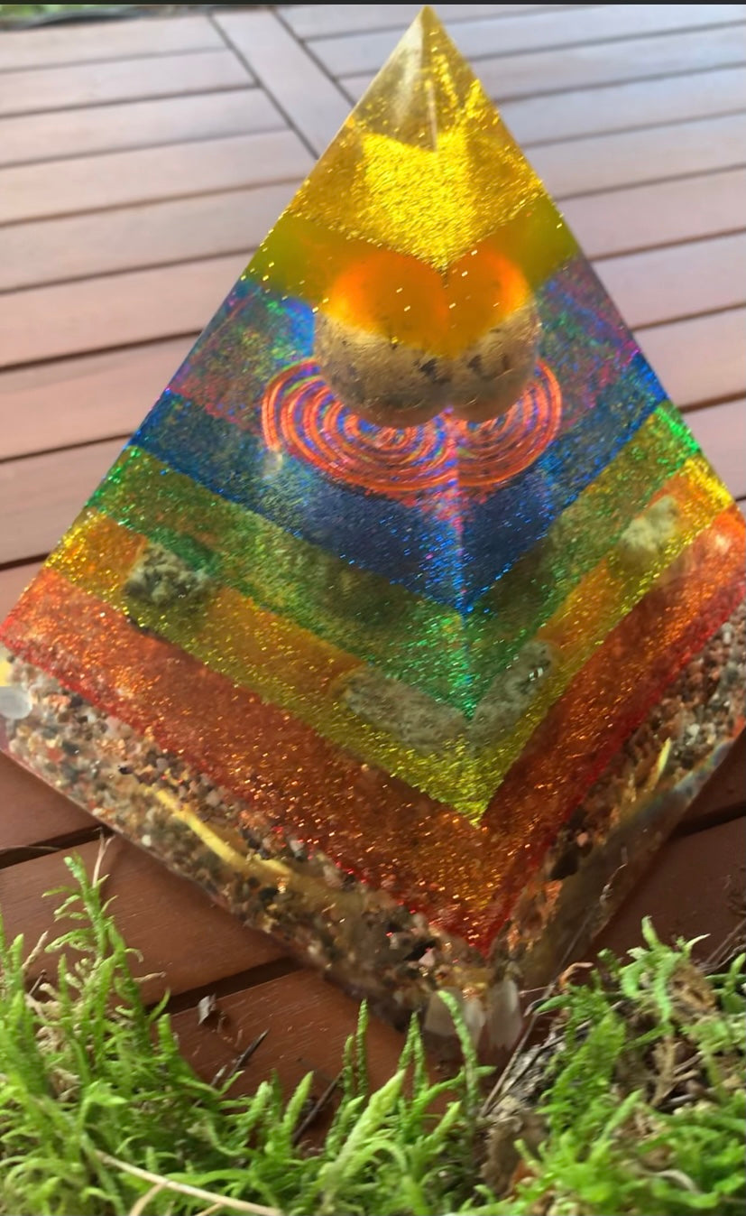 Orgonitpyramide XL 15x15x15cm / Chakrenfarben mit Blattgold vergoldeter Kugel / Kupferspirale & Blume des Lebens