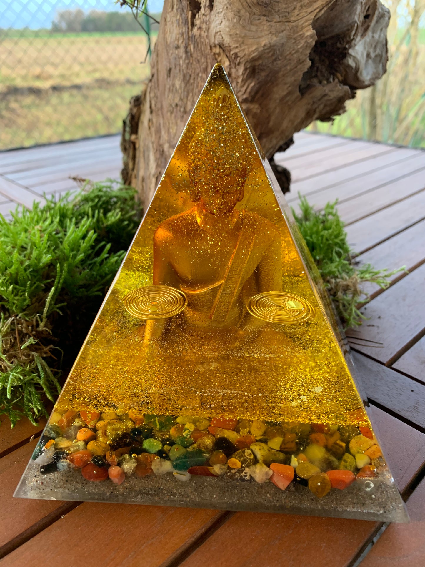 Orgonitpyramide XL 15x15x15cm / Buddha / Gold / Spiralen / Edelsteinmischung