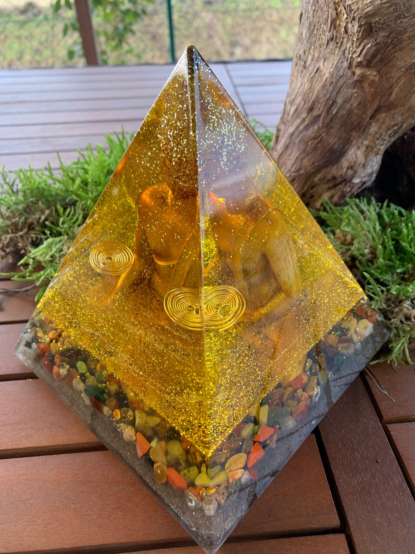 Orgonitpyramide XL 15x15x15cm / Buddha / Gold / Spiralen / Edelsteinmischung