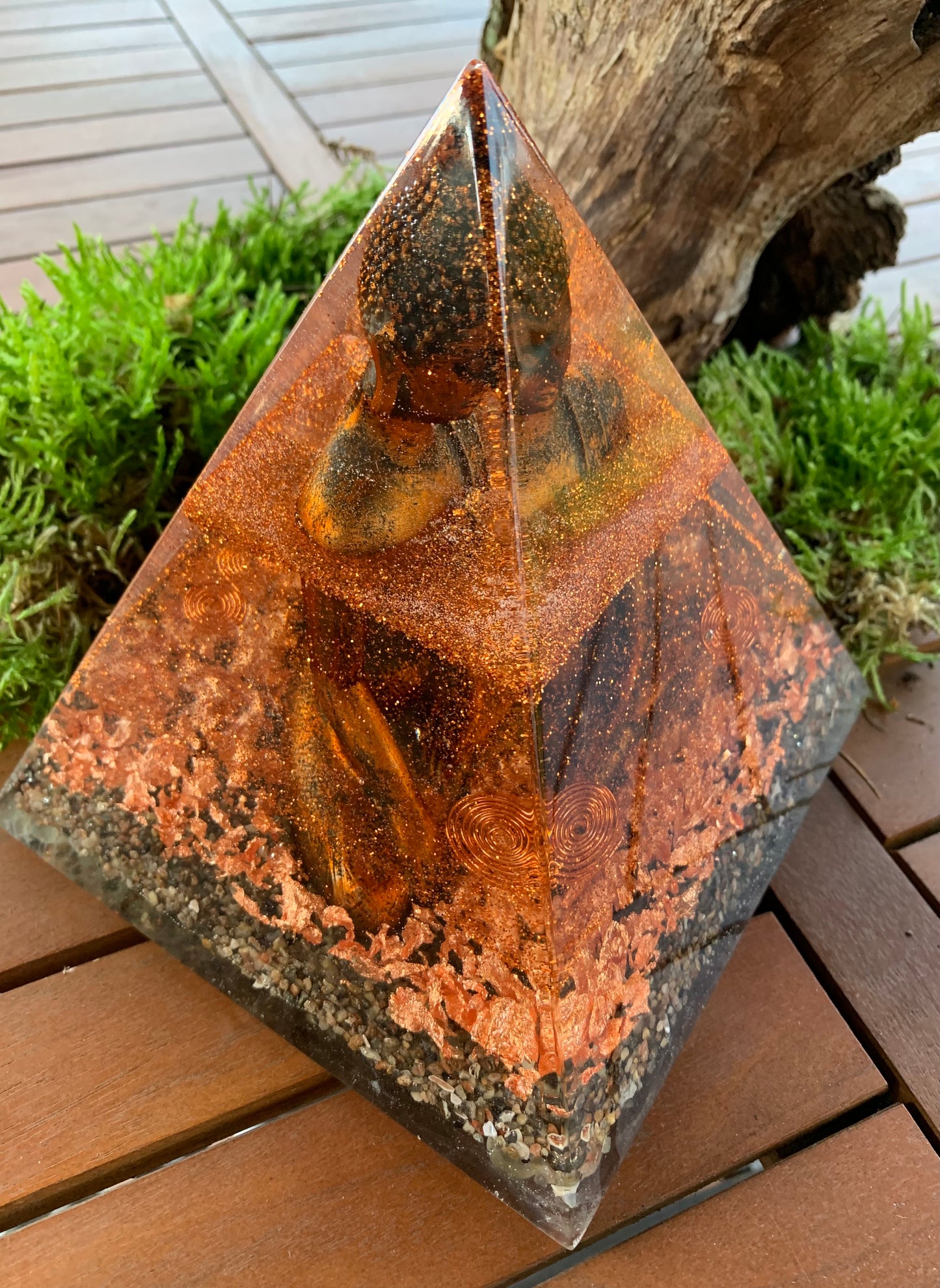 Orgonitpyramide XL 15x15x15cm / Buddha / Kupferspiralen /Steinmischung