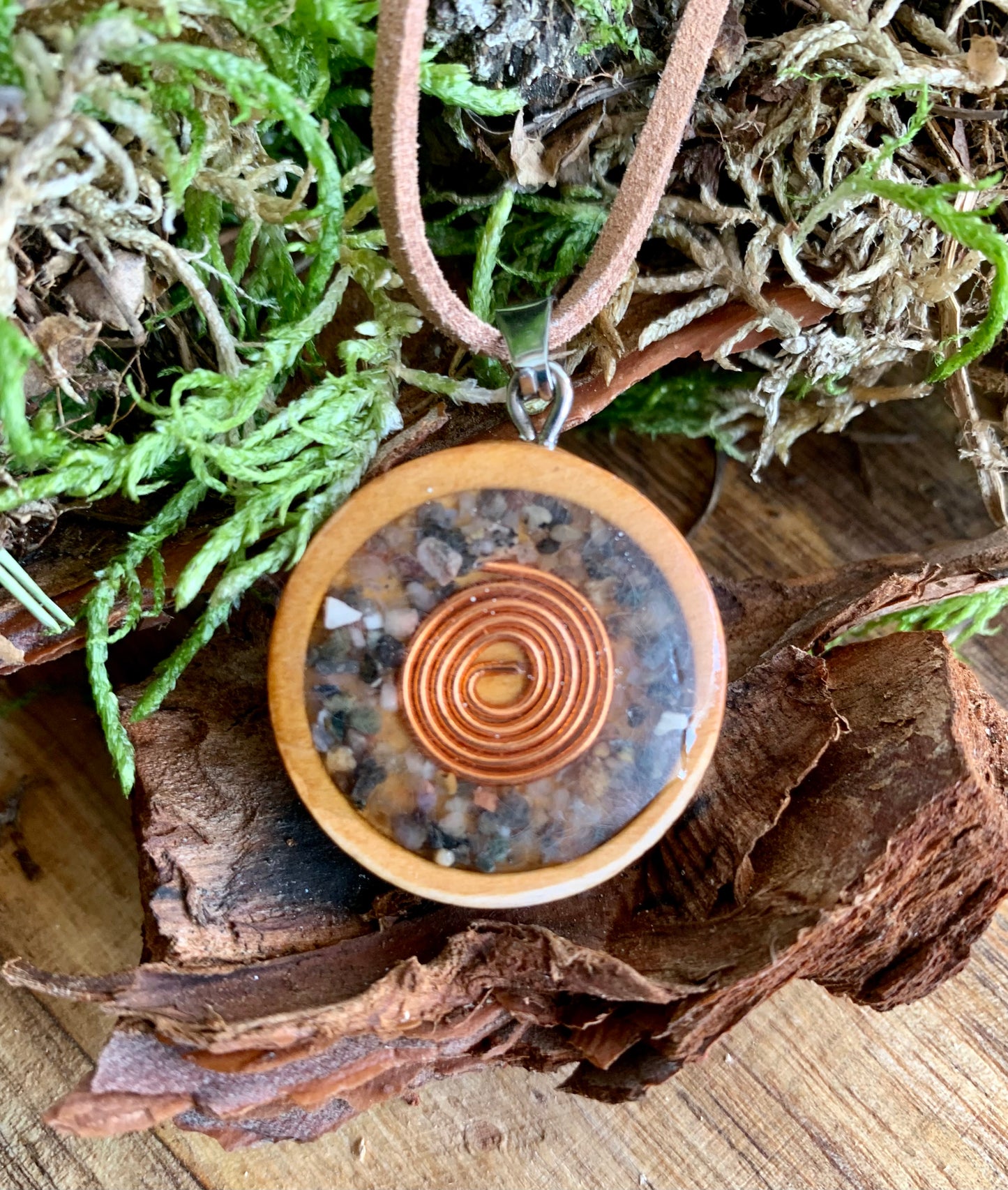 Amulett mit Heilsteinen / Holz / Heilsteinmischung / Kupferspirale