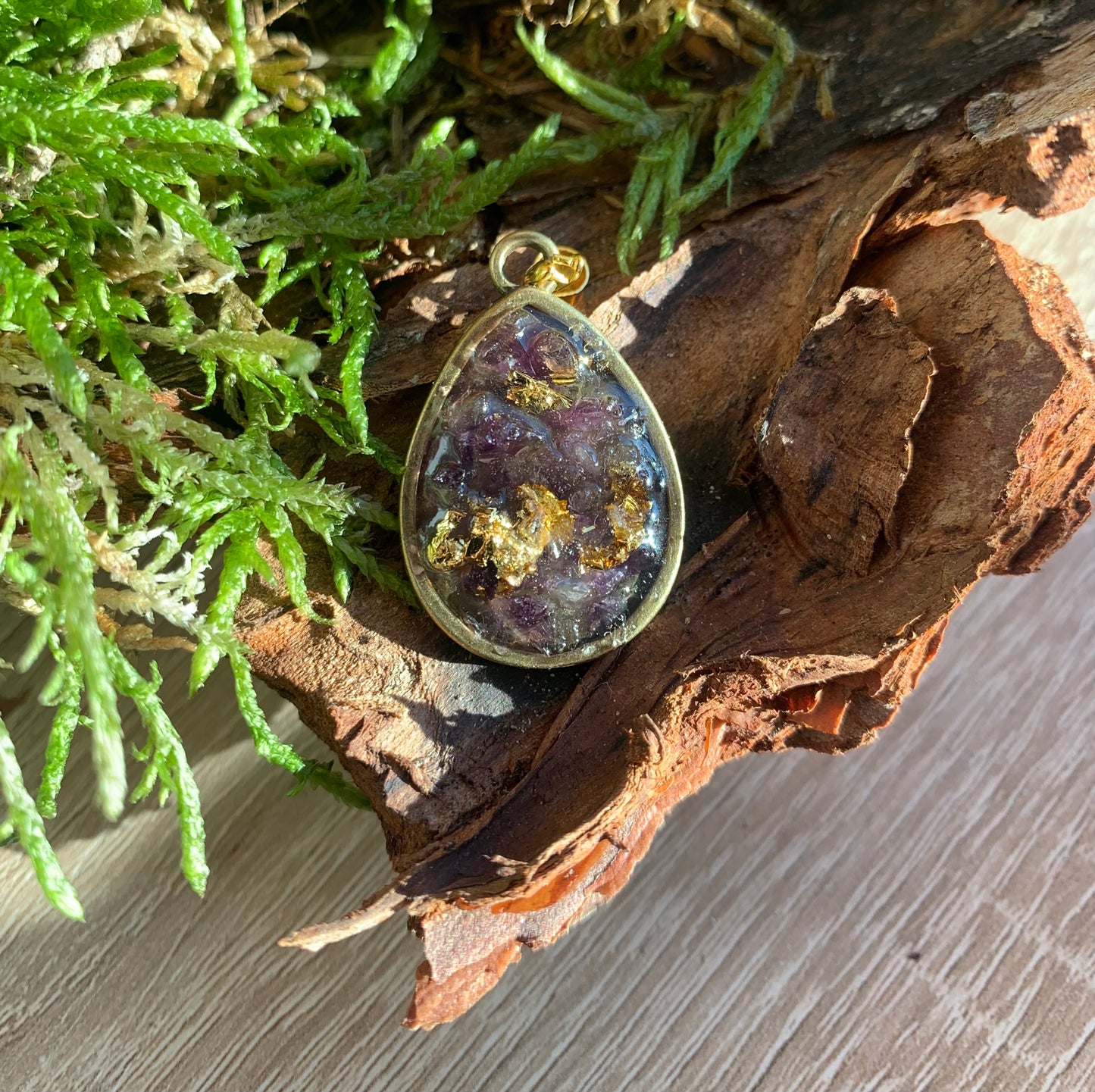 Amulett mit Heilstein - Amethyst mit Blattgold (Orgonit)