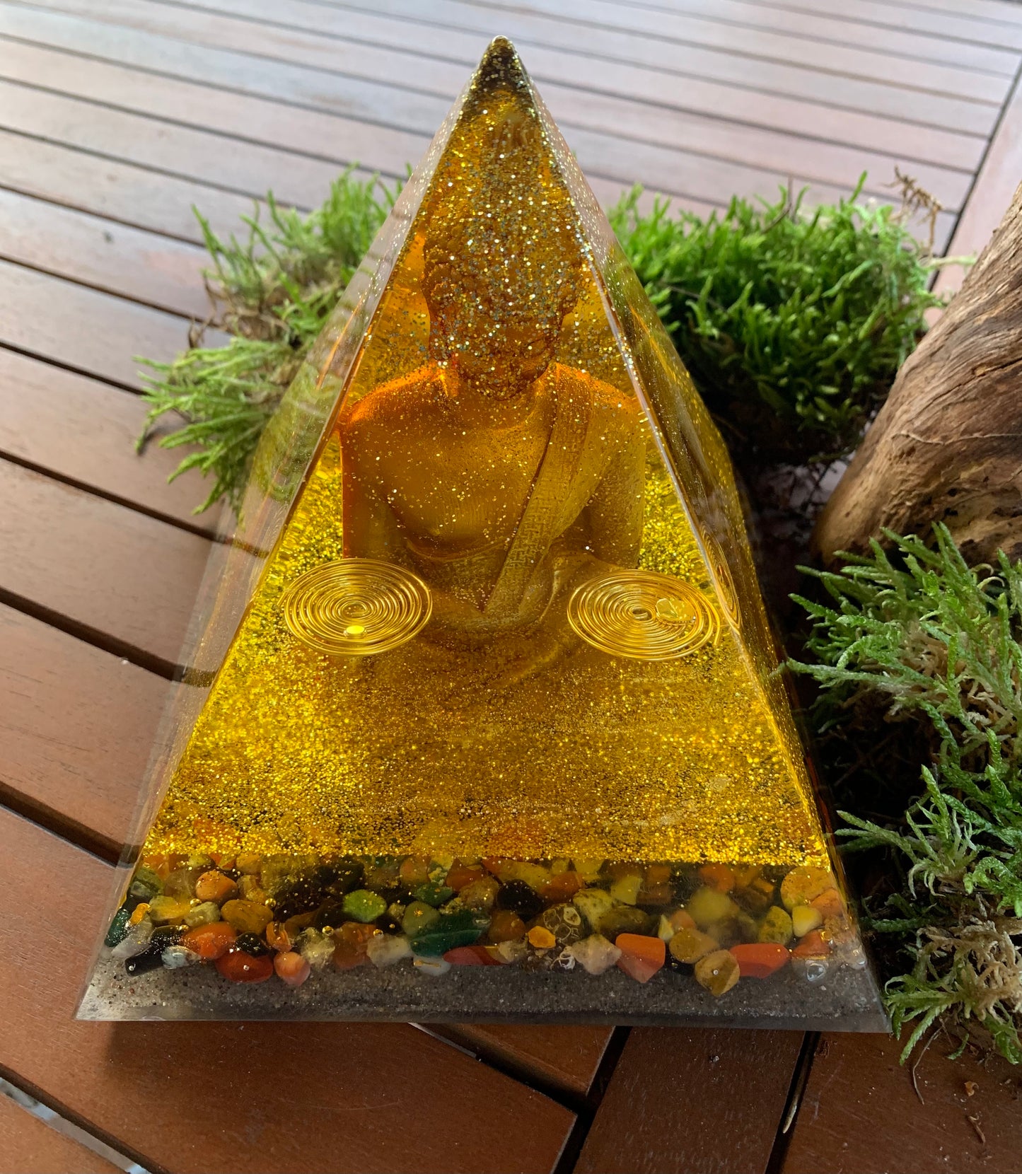 Orgonitpyramide XL 15x15x15cm / Buddha / Gold / Spiralen / Edelsteinmischung