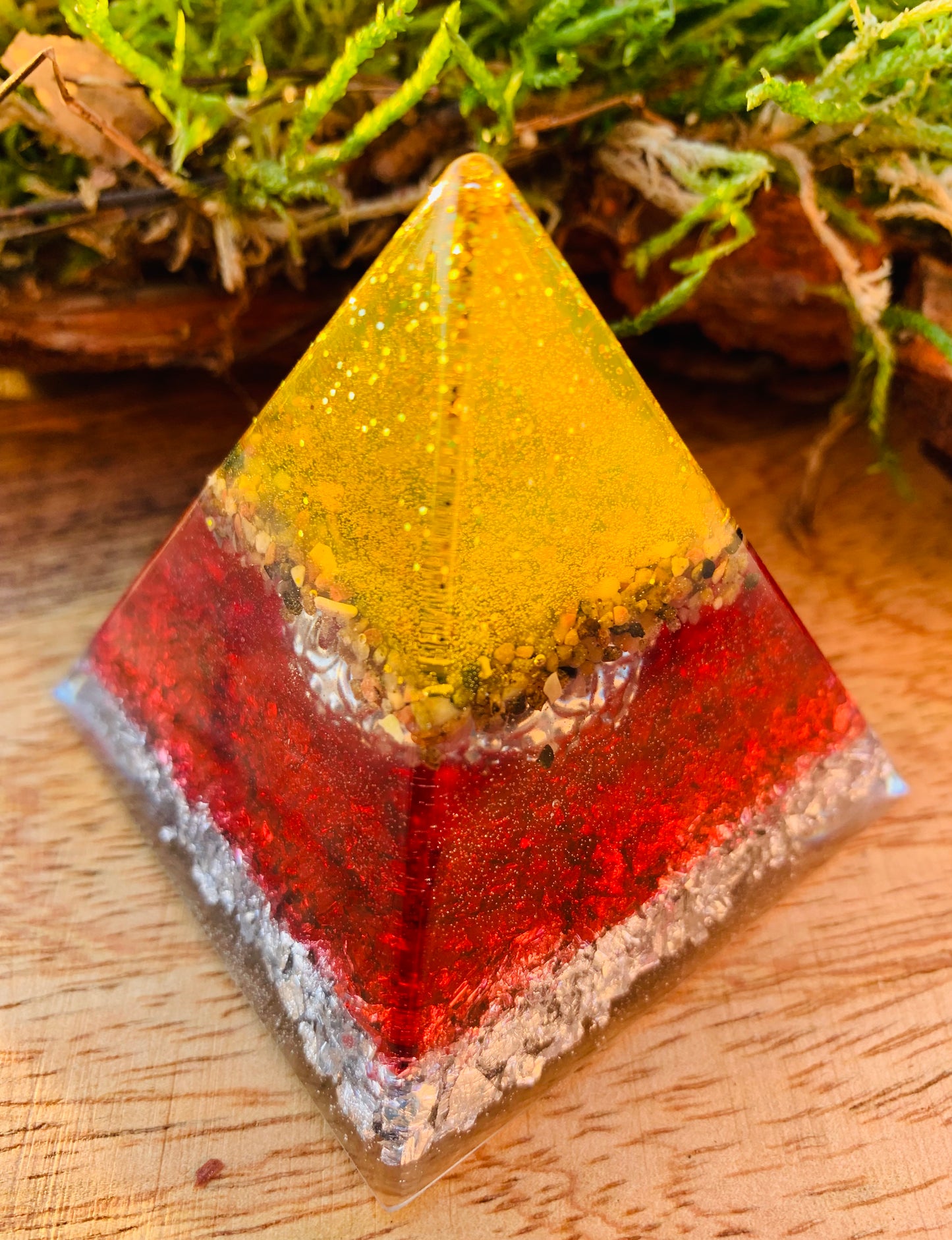 Orgonitpyramide klein, Größe: 6,5 cm x 7 cm Höhe, Steinmischung / Silberkugel / liegende Acht - silber