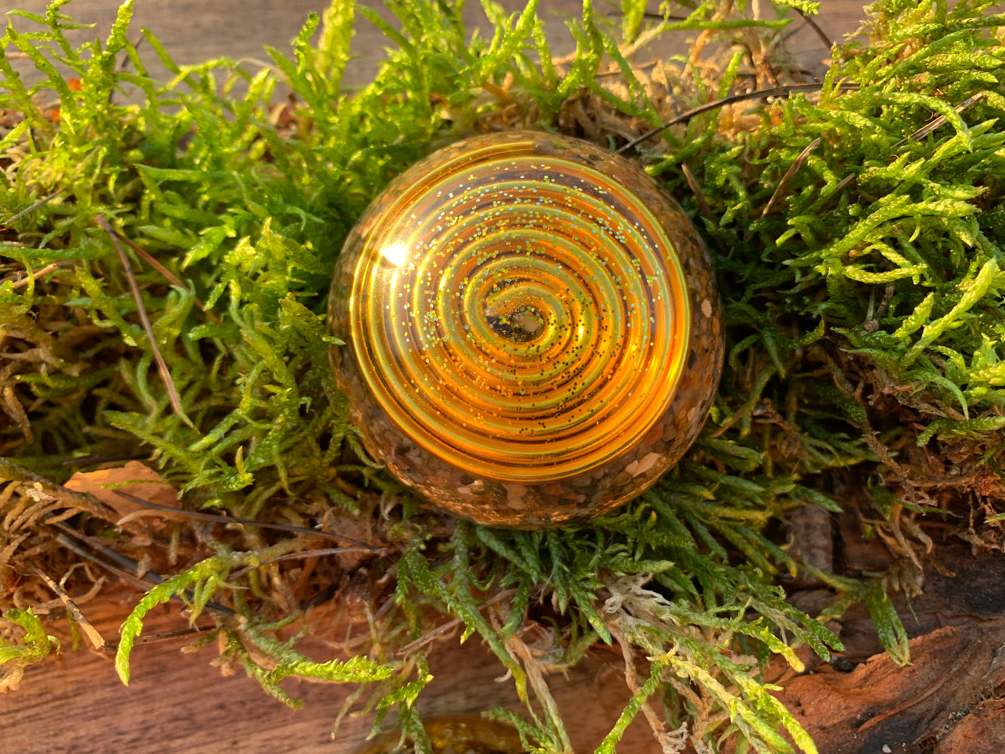 Orgonit Raumschmeichler / klein-Durchmesser 6 cm / Goldspirale / Granitsteine / Steinmischung