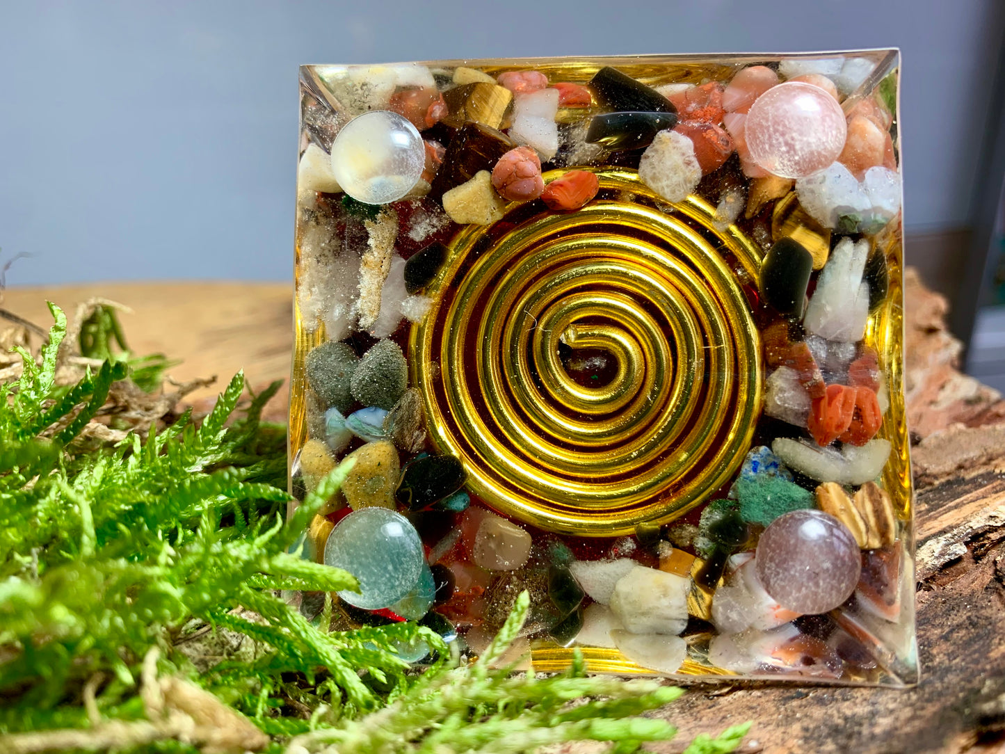 Orgonitpyramide klein, Größe: 6,5 cm x 7 cm Höhe, Edelsteinmischung / Goldene Spirale