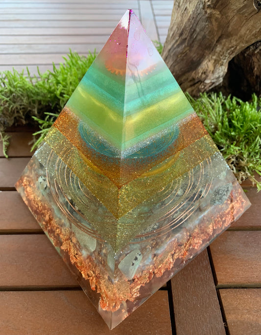 Orgonitpyramide XL 15x15x15cm / Kupferspirale / Steinmischung