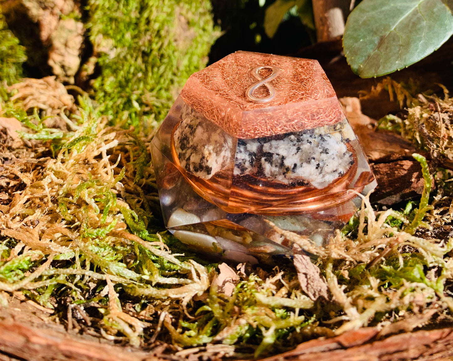 Dodekaeder - Orgonit klein - Größe: 7 x 7 cm, Höhe: 8 cm / Raumharmonisierer / Kupferspirale / Granitsteine / Edelsteinmischung / liegende Acht