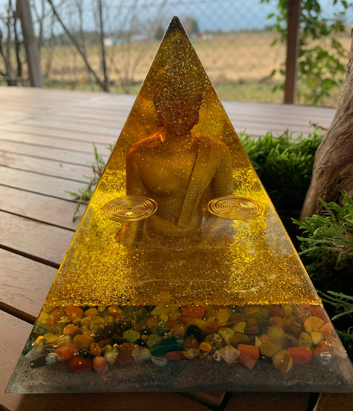 Orgonitpyramide XL 15x15x15cm / Buddha / Gold / Spiralen / Edelsteinmischung