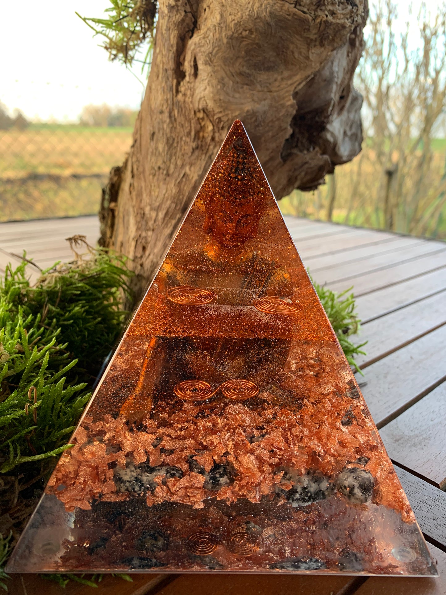 Orgonitpyramide XL 15x15x15cm mit Buddha / Kupfer / Granitsteine