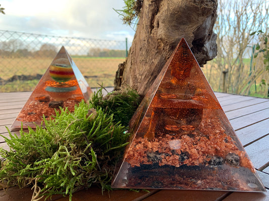 Orgonitpyramide XL 15x15x15cm mit Buddha / Kupfer / Granitsteine