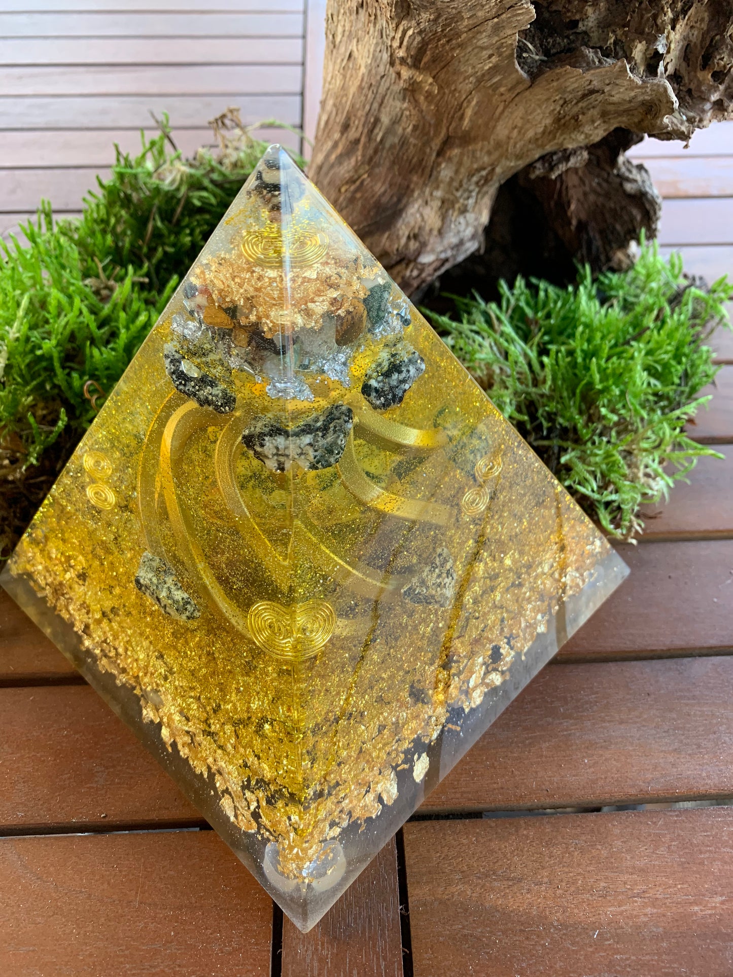 Orgonitpyramide XL 15x15x15cm mit vergoldetem Raumharmonisierer / Gold mit Granit- & Meeressteinen